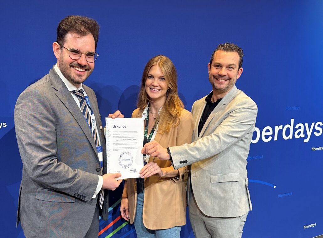 Zertifikatsübergabe bei den FiberDays 2023 durch das Team von Unsere Grüne Glasfaser für herausragende Leistungen.