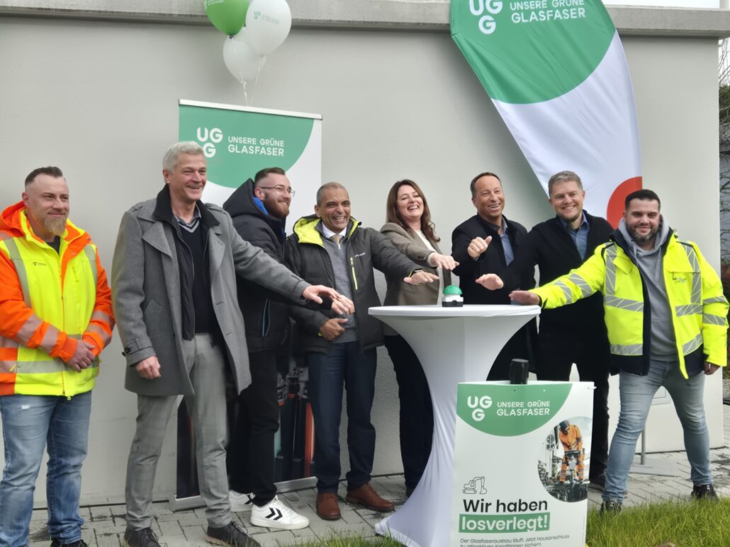 Feierliche Veranstaltung von Unsere Grüne Glasfaser mit Team und Partnern zum Start des Glasfaserausbaus.