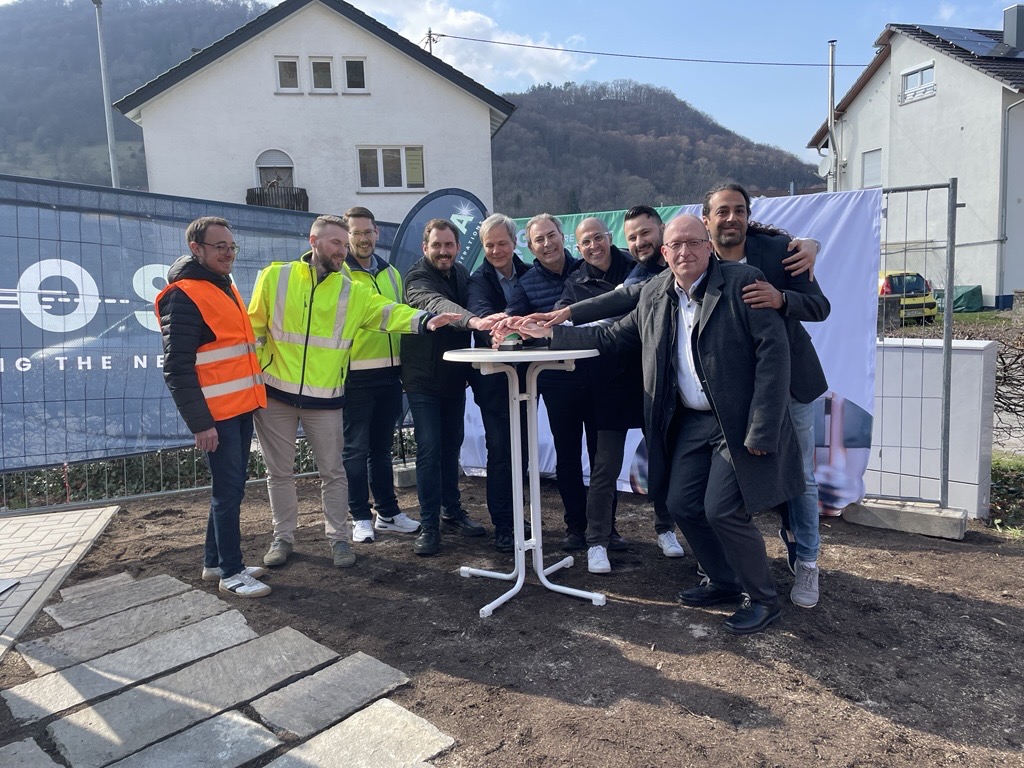 Symbolische Grundsteinlegung für den Ausbau von UGG in der Region mit Teammitgliedern und Partnern.